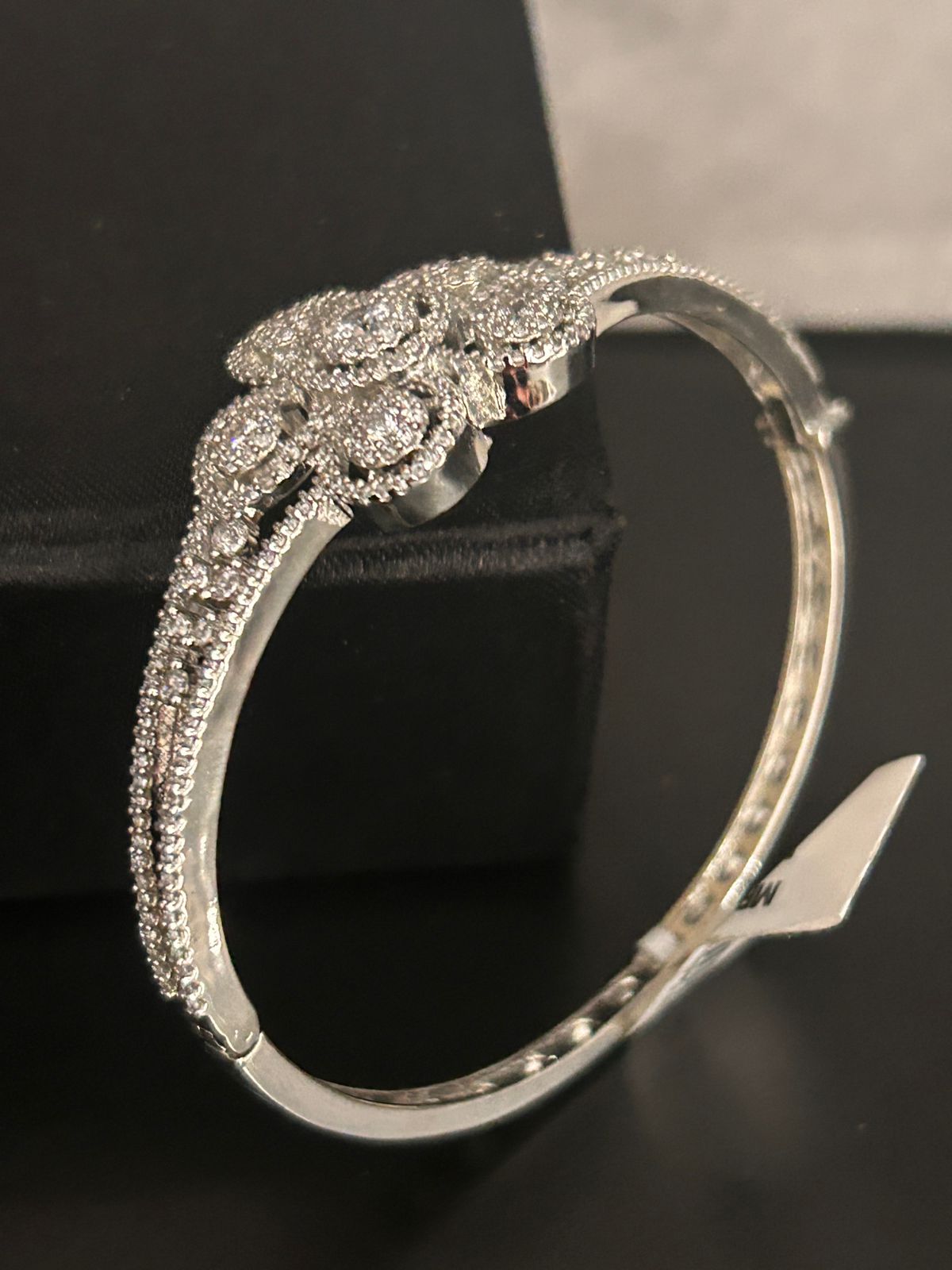 Sparkling Floral Diamond Openable Bracelet
